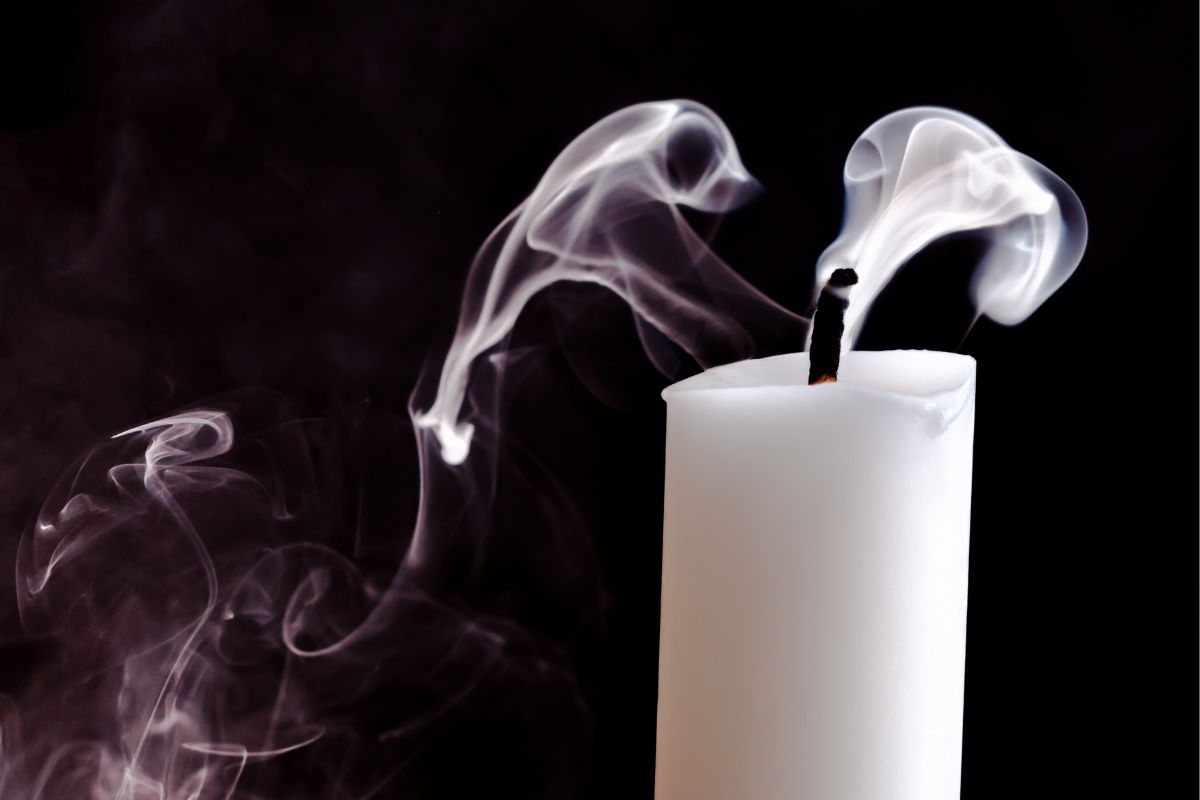 Užpūstos žvakės skleidžiami dūmai